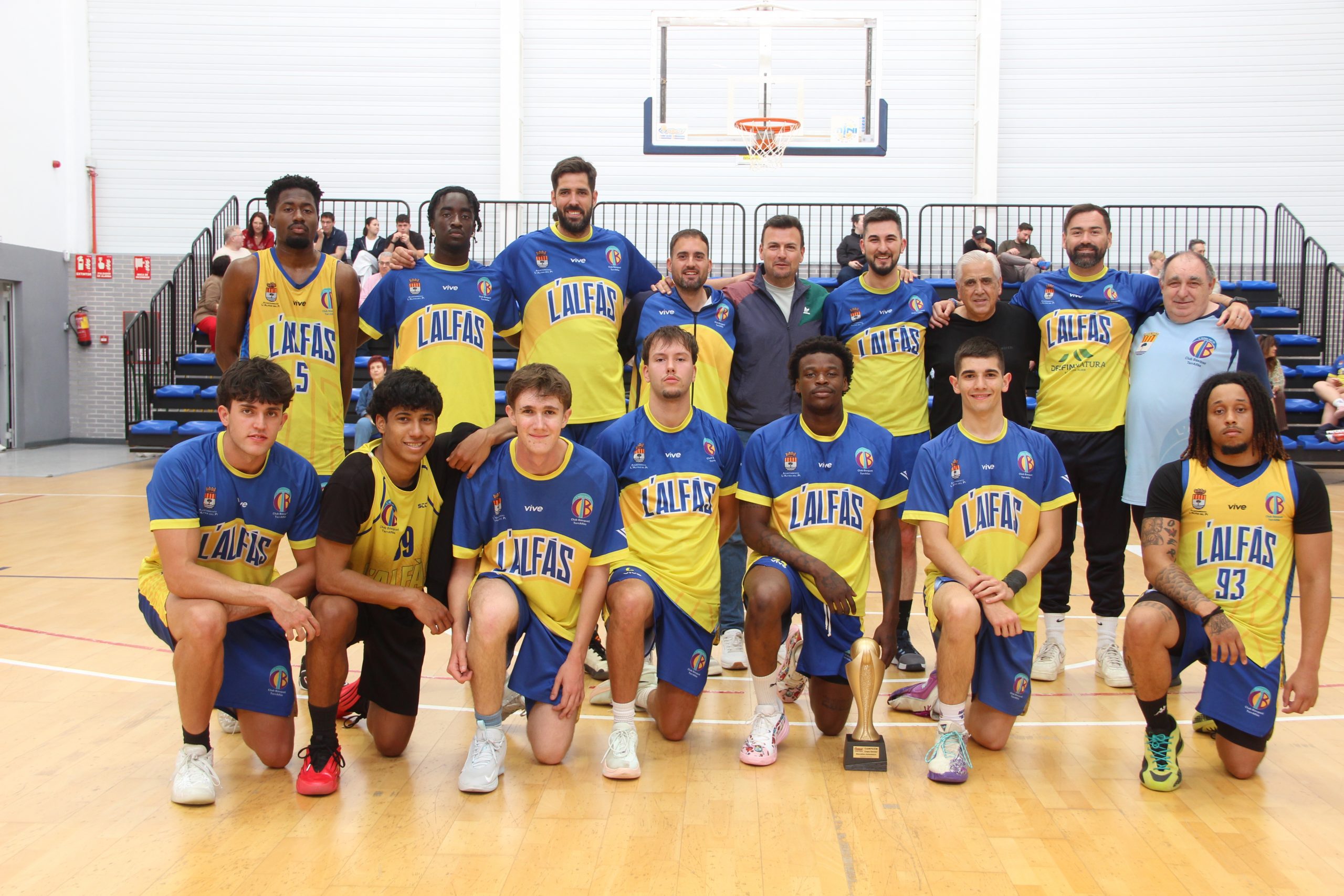 El equipo Albir Natura del CB Terralfàs celebró el campeonato de liga este domingo en pabellón Pau Gasol